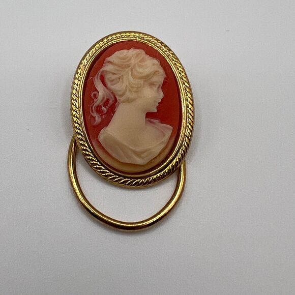 Vintage Cream Cameo Lady Profile Faux Coral w/ Gold Tone Rope Border Scarf Clip - Picture 1 of 9